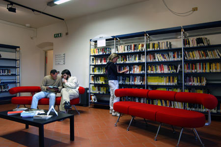 Zona divani del Salotto librario