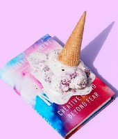 Libro con gelato capovolto sopra
